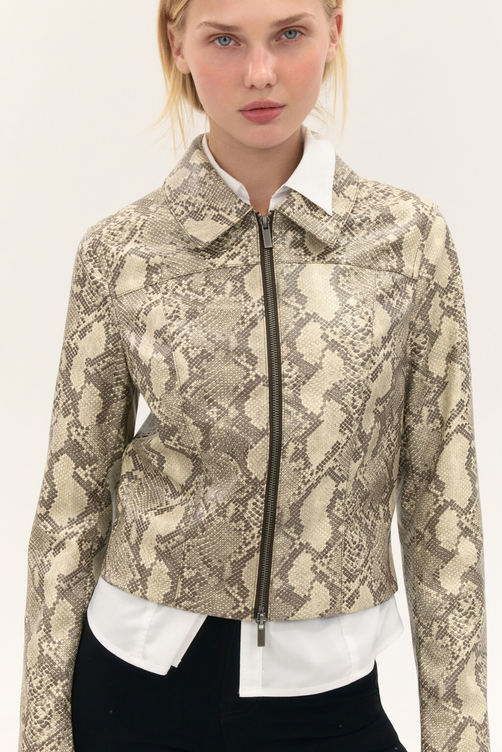 Куртка приталенная со змеиным принтом - цвет мультиколор - 2