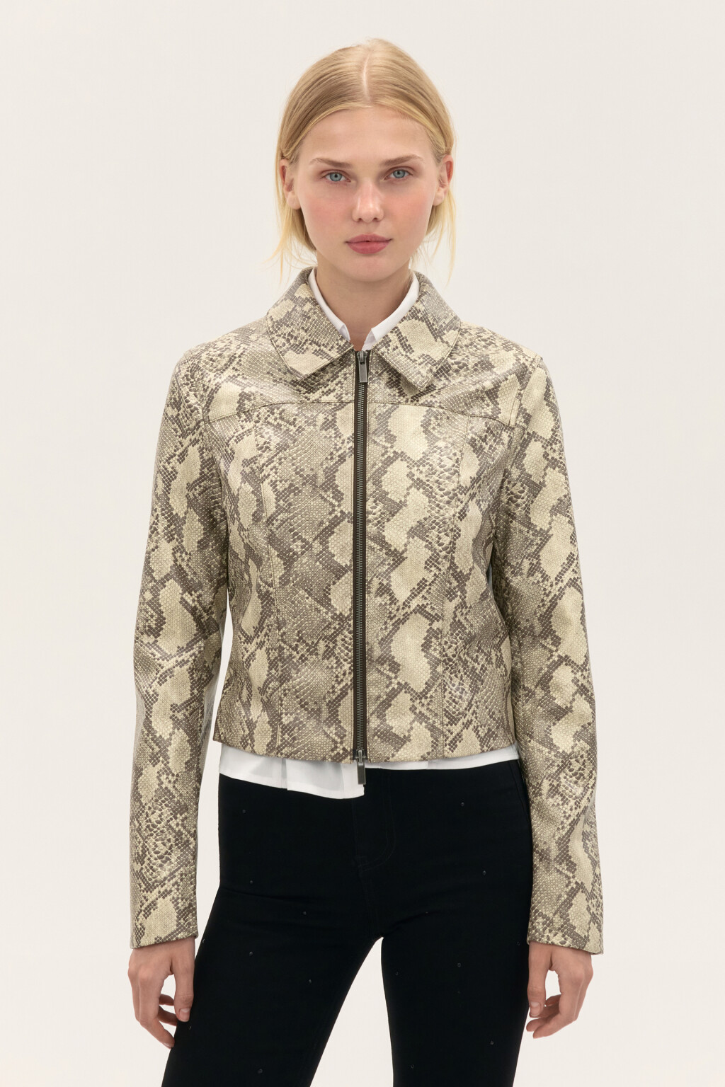 Куртка приталенная со змеиным принтом - цвет мультиколор - 3
