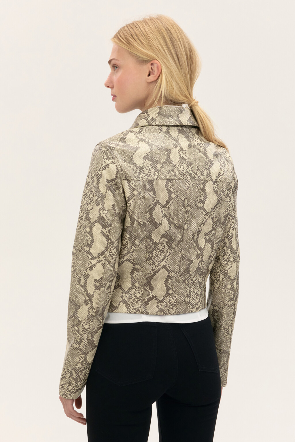 Куртка приталенная со змеиным принтом - цвет мультиколор - 4