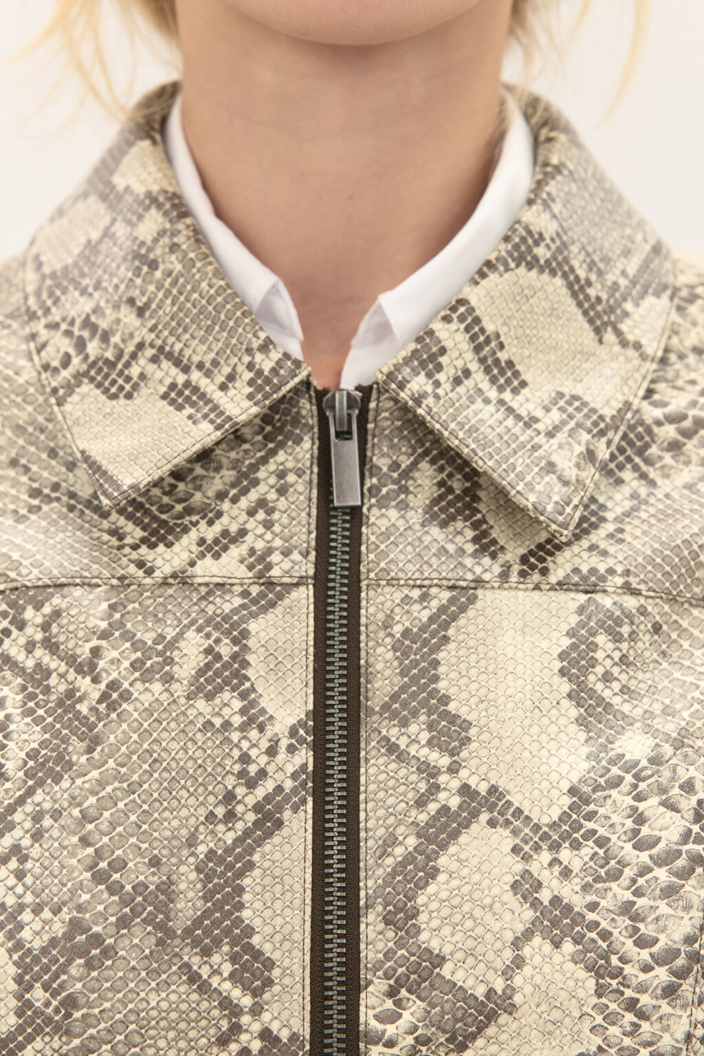 Куртка приталенная со змеиным принтом - цвет мультиколор - 6