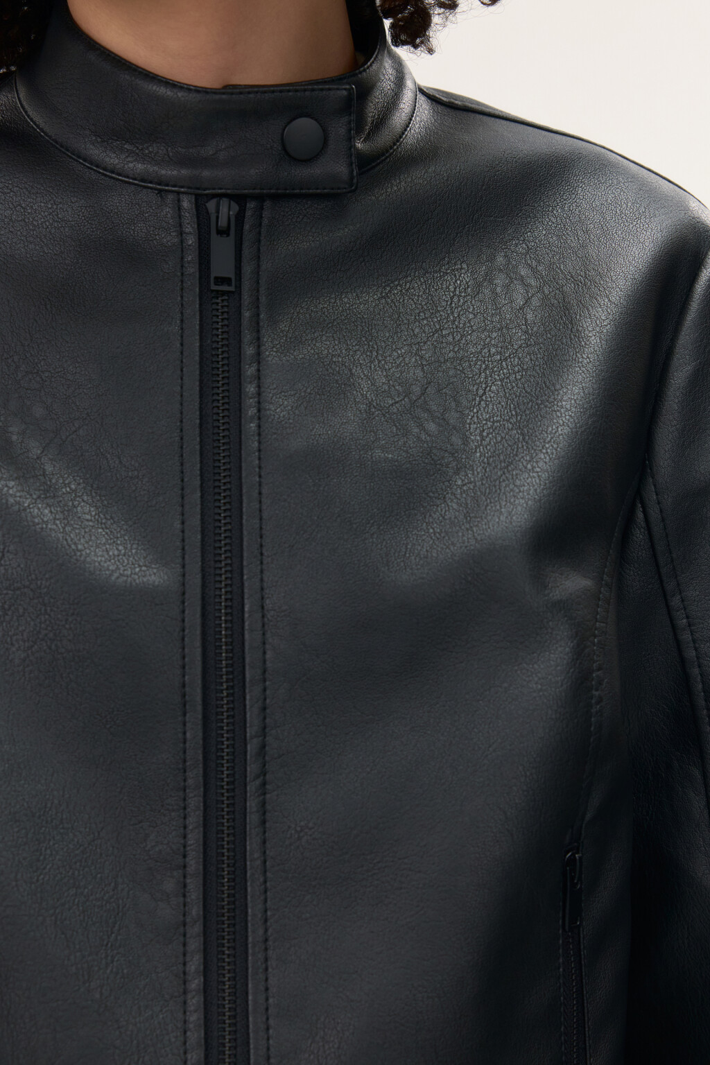 Куртка короткая в байкерском стиле - цвет черный - 5