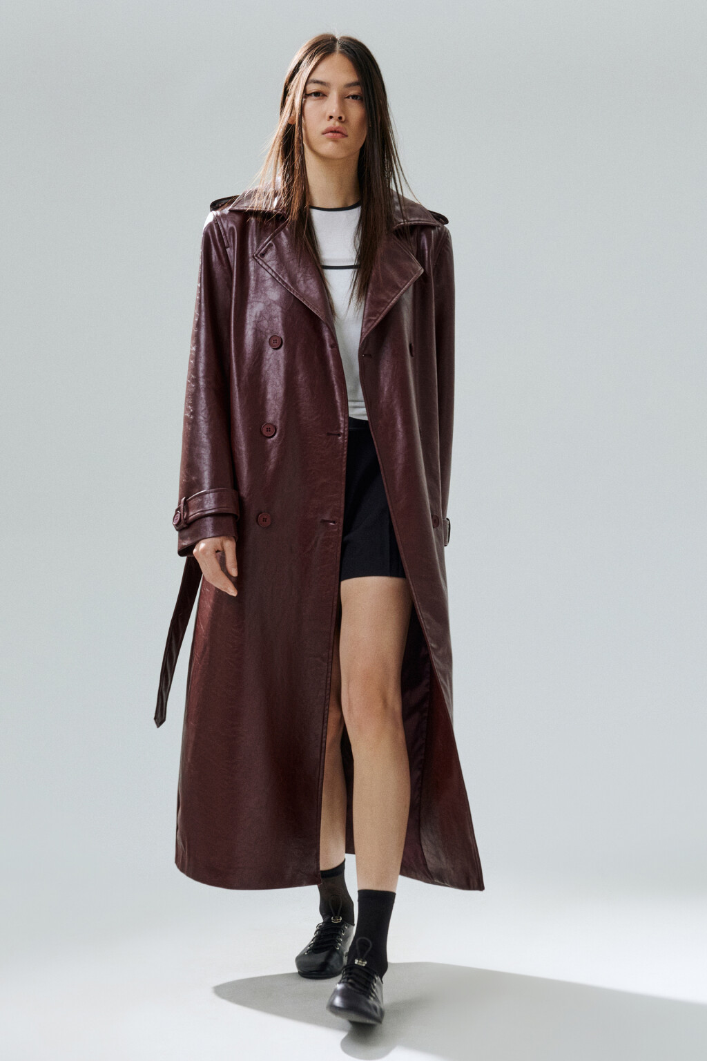 Плащ-тренчкот лакированный с поясом - цвет бордовый - 3