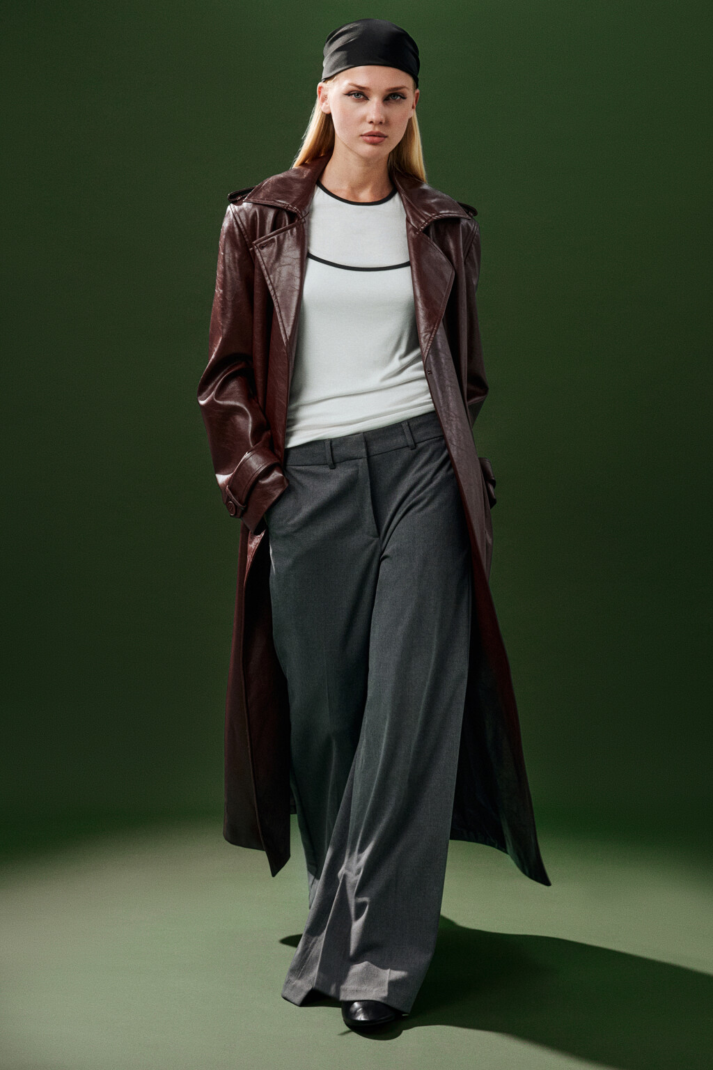 Плащ-тренчкот лакированный с поясом - цвет бордовый - 2