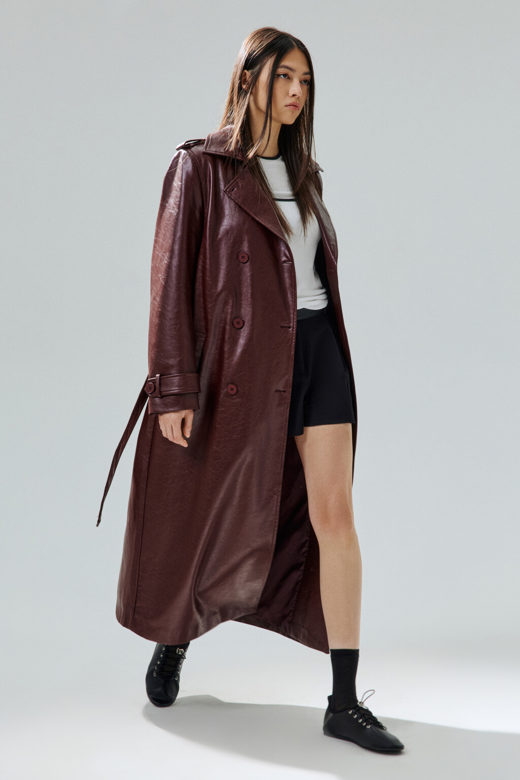Плащ-тренчкот лакированный с поясом - цвет бордовый - 4
