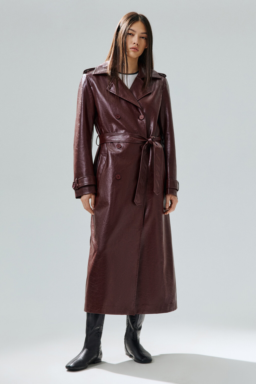 Плащ-тренчкот лакированный с поясом - цвет бордовый - 5