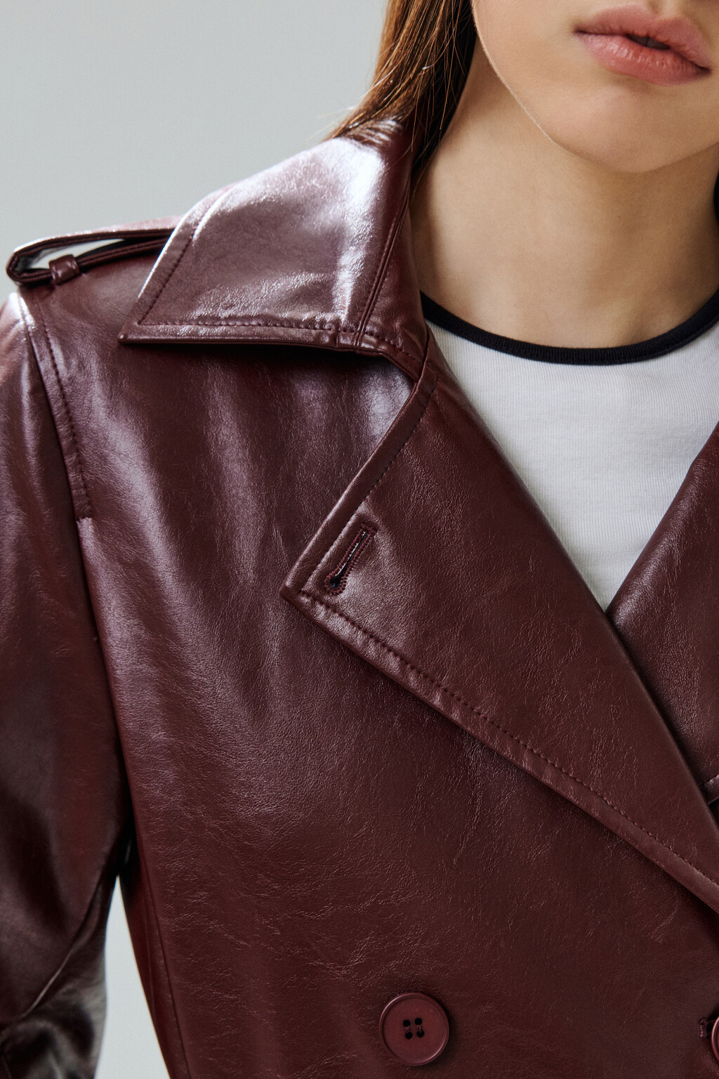 Плащ-тренчкот лакированный с поясом - цвет бордовый - 9