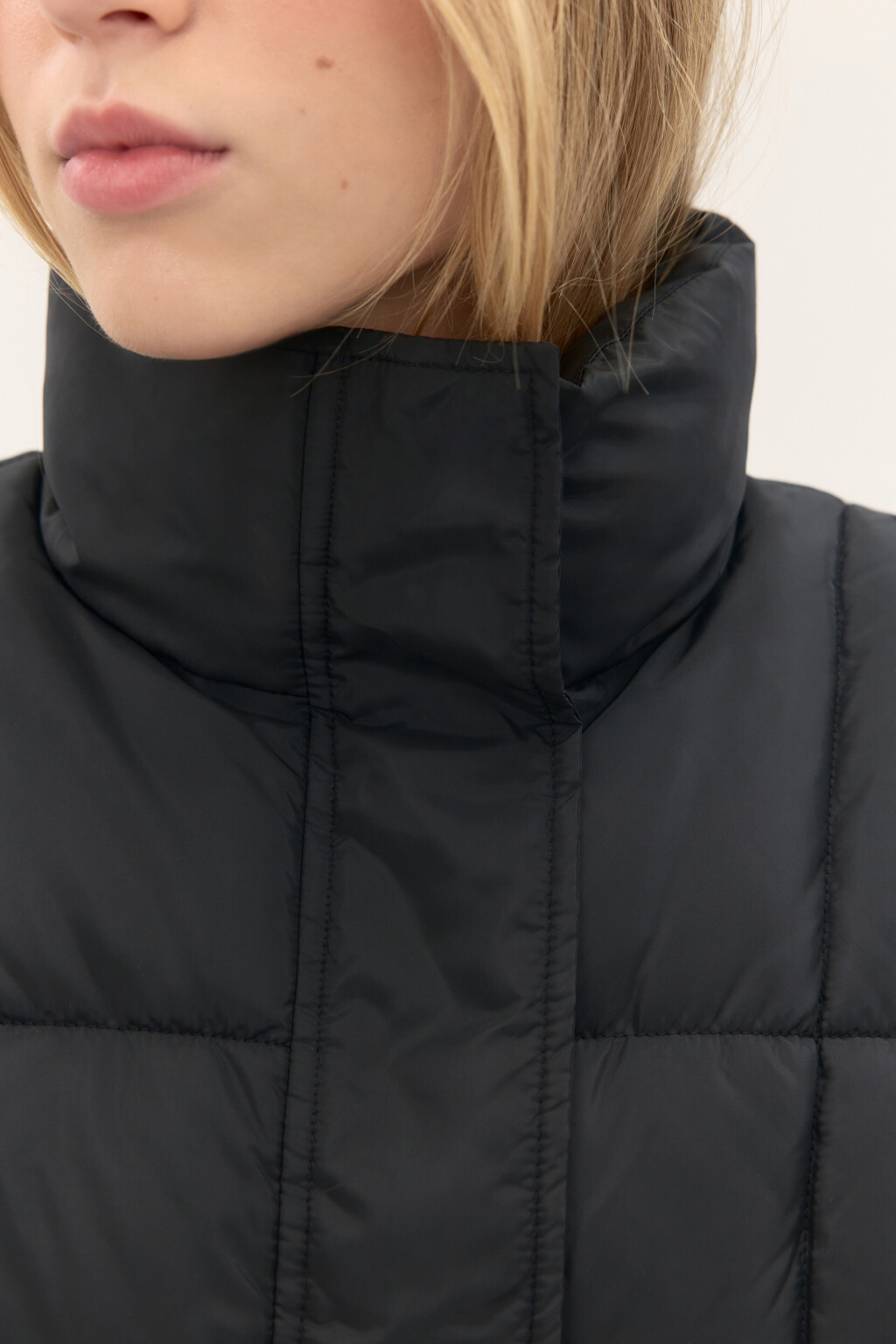Жилет стеганый на утеплителе - цвет черный - 6