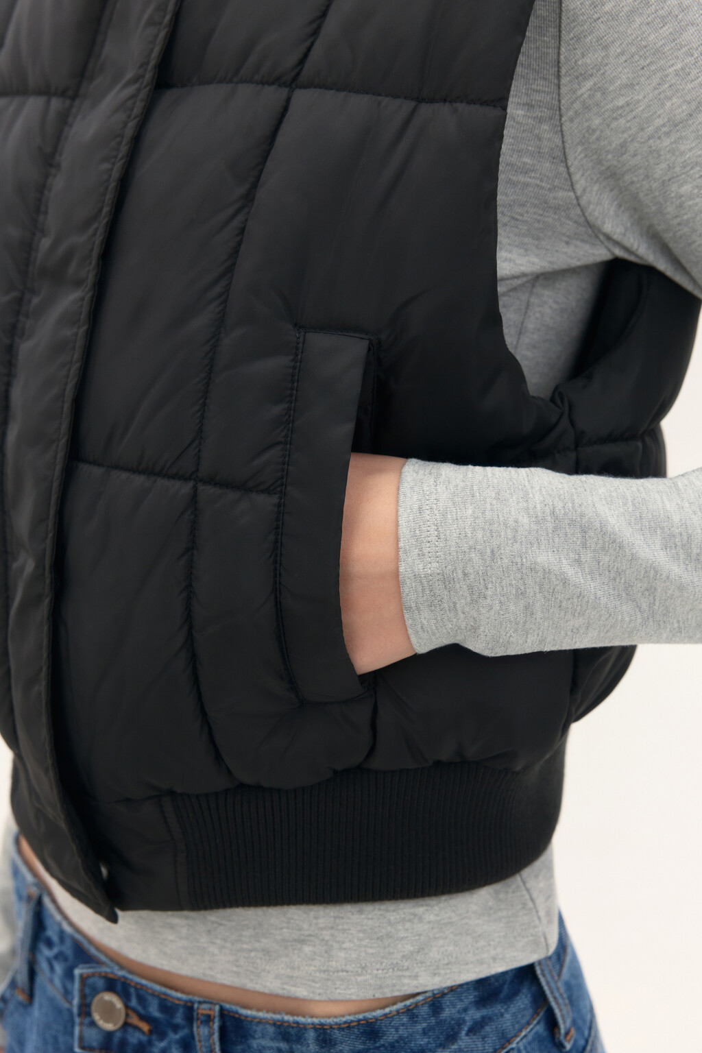 Жилет стеганый на утеплителе - цвет черный - 7
