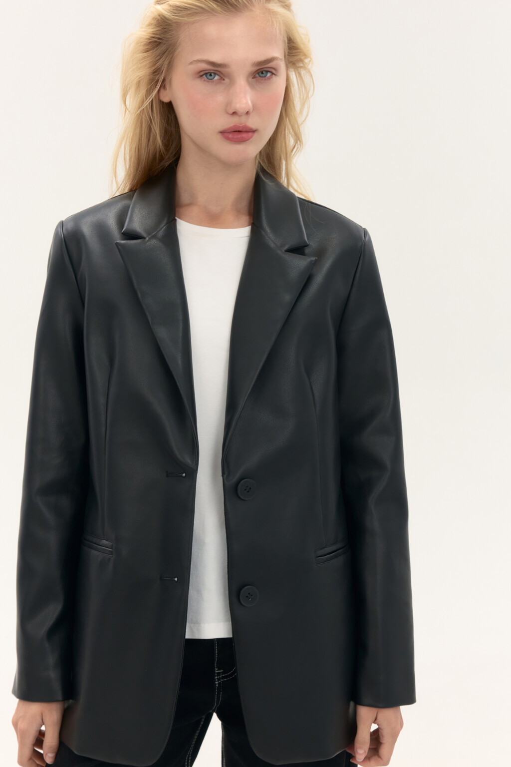 Жакет с гладкой кожаной фактурой - цвет черный - 1