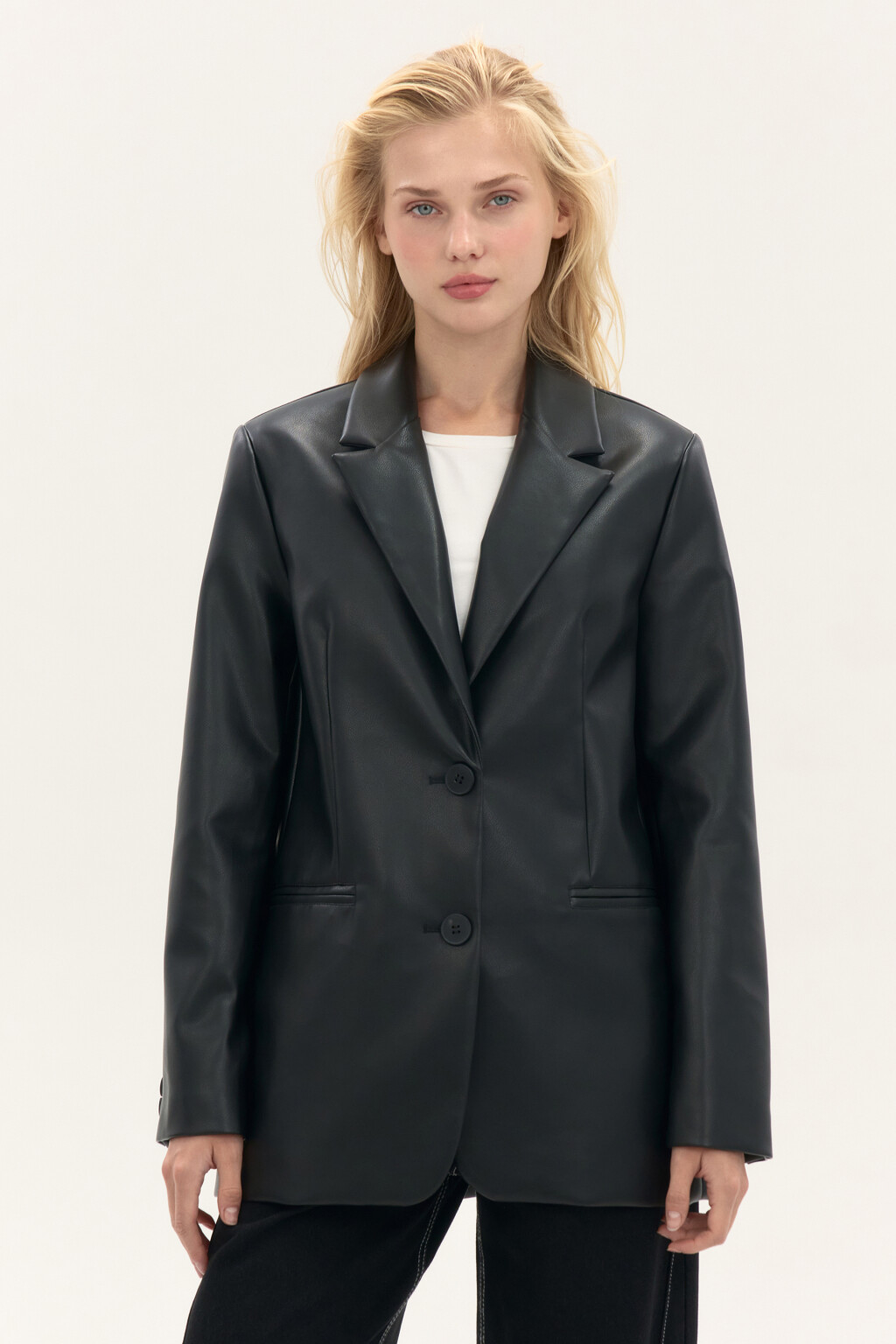 Жакет с гладкой кожаной фактурой - цвет черный - 3