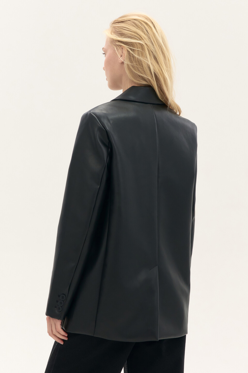 Жакет с гладкой кожаной фактурой - цвет черный - 4