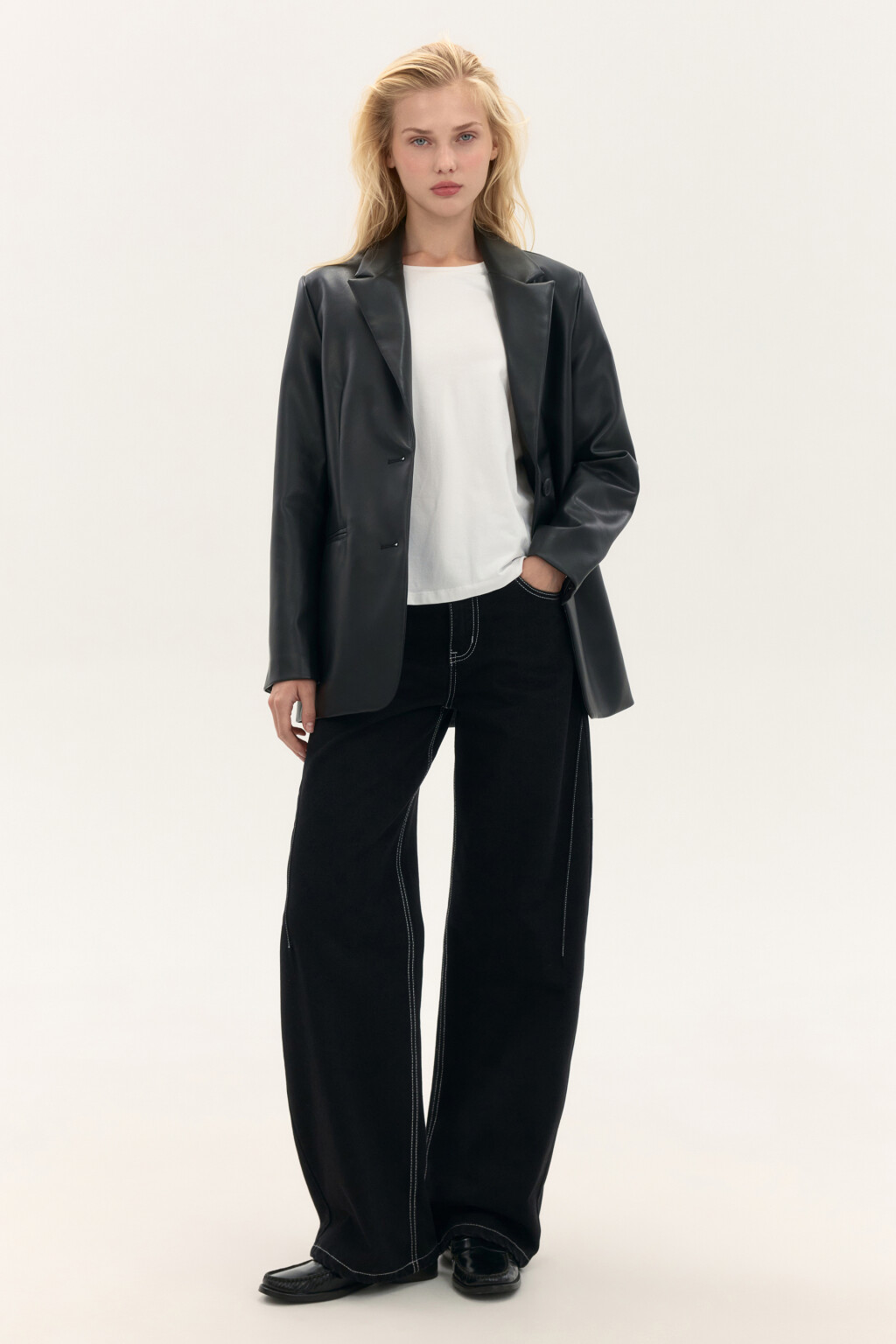 Жакет с гладкой кожаной фактурой - цвет черный - 5