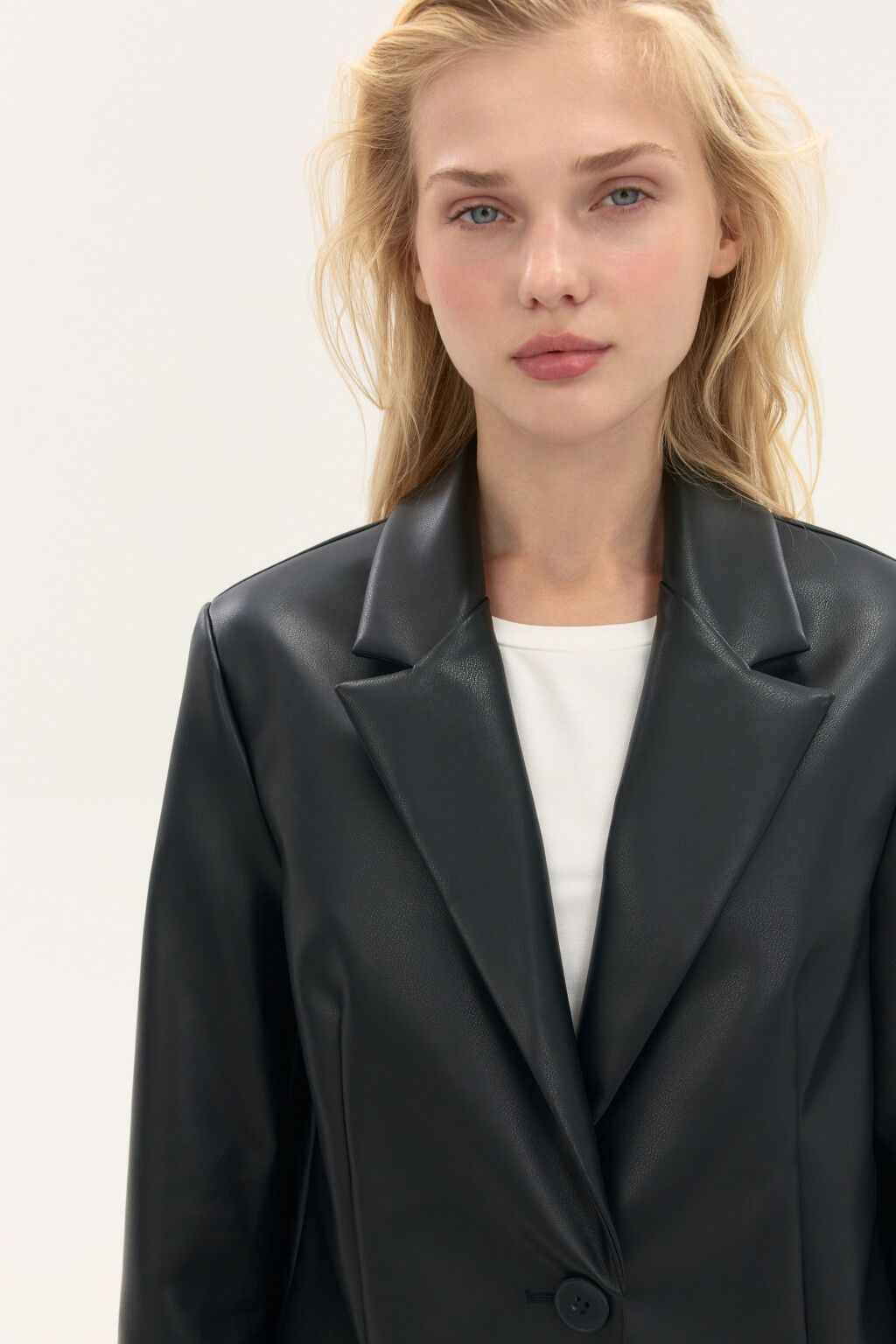 Жакет с гладкой кожаной фактурой - цвет черный - 6