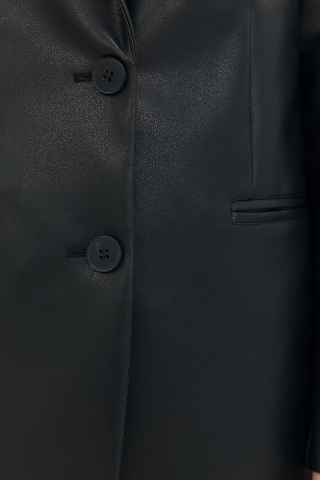 Жакет с гладкой кожаной фактурой - цвет черный - 7