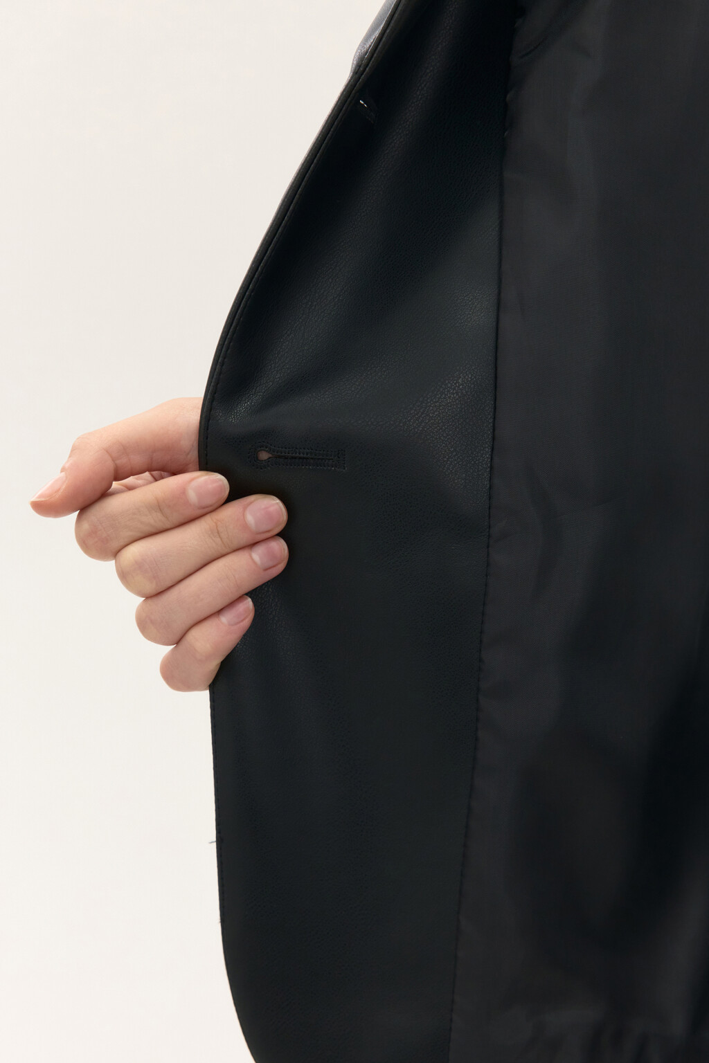 Жакет с гладкой кожаной фактурой - цвет черный - 8