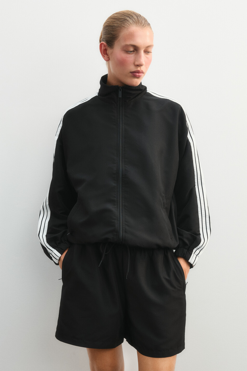 Куртка-олимпийка на молнии с лампасами - цвет черный - 4