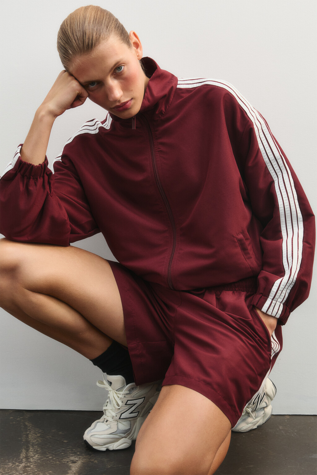 Куртка-олимпийка на молнии с лампасами - цвет бордовый - 2
