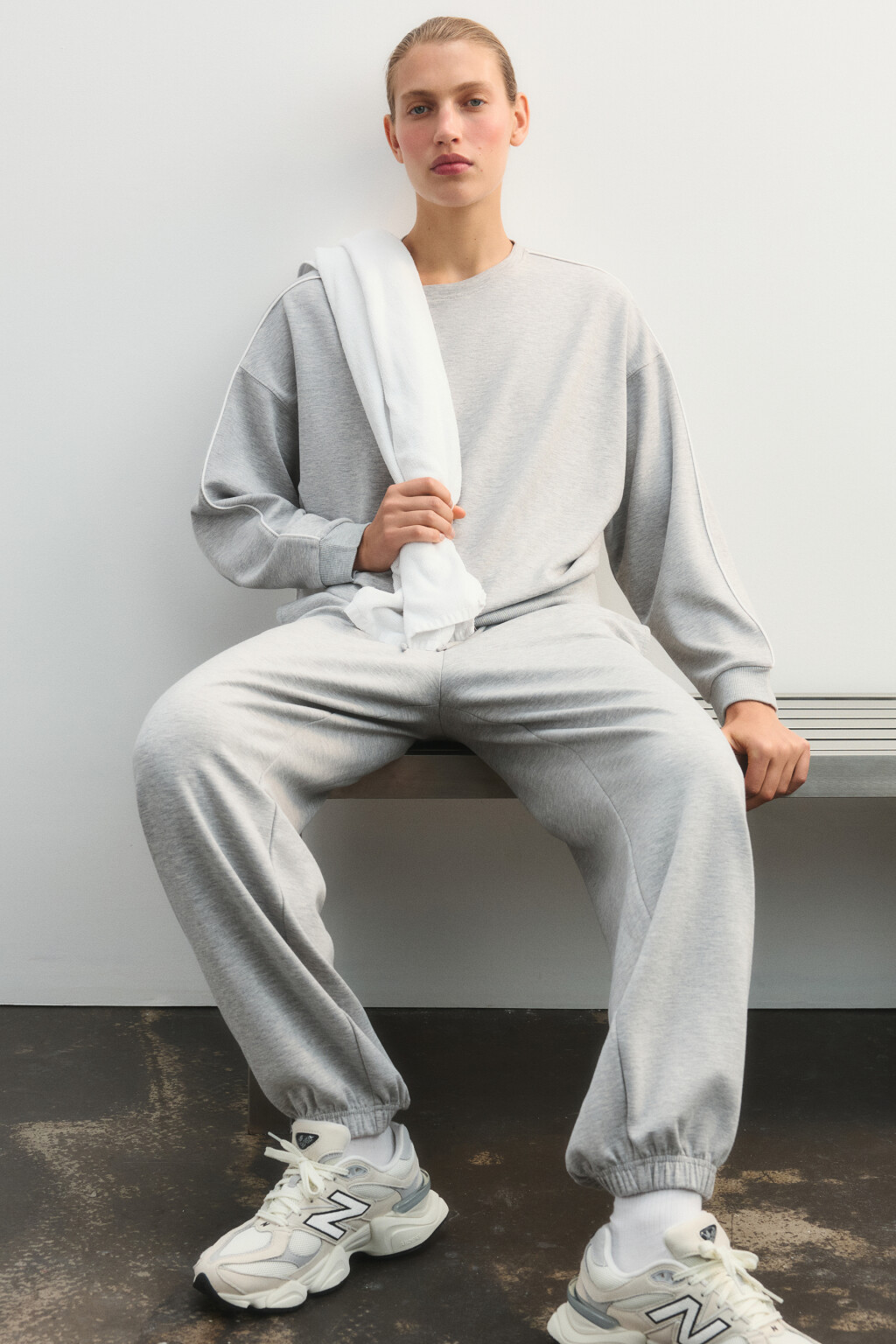 Брюки-джоггеры спортивные с лампасами - цвет серый - 1