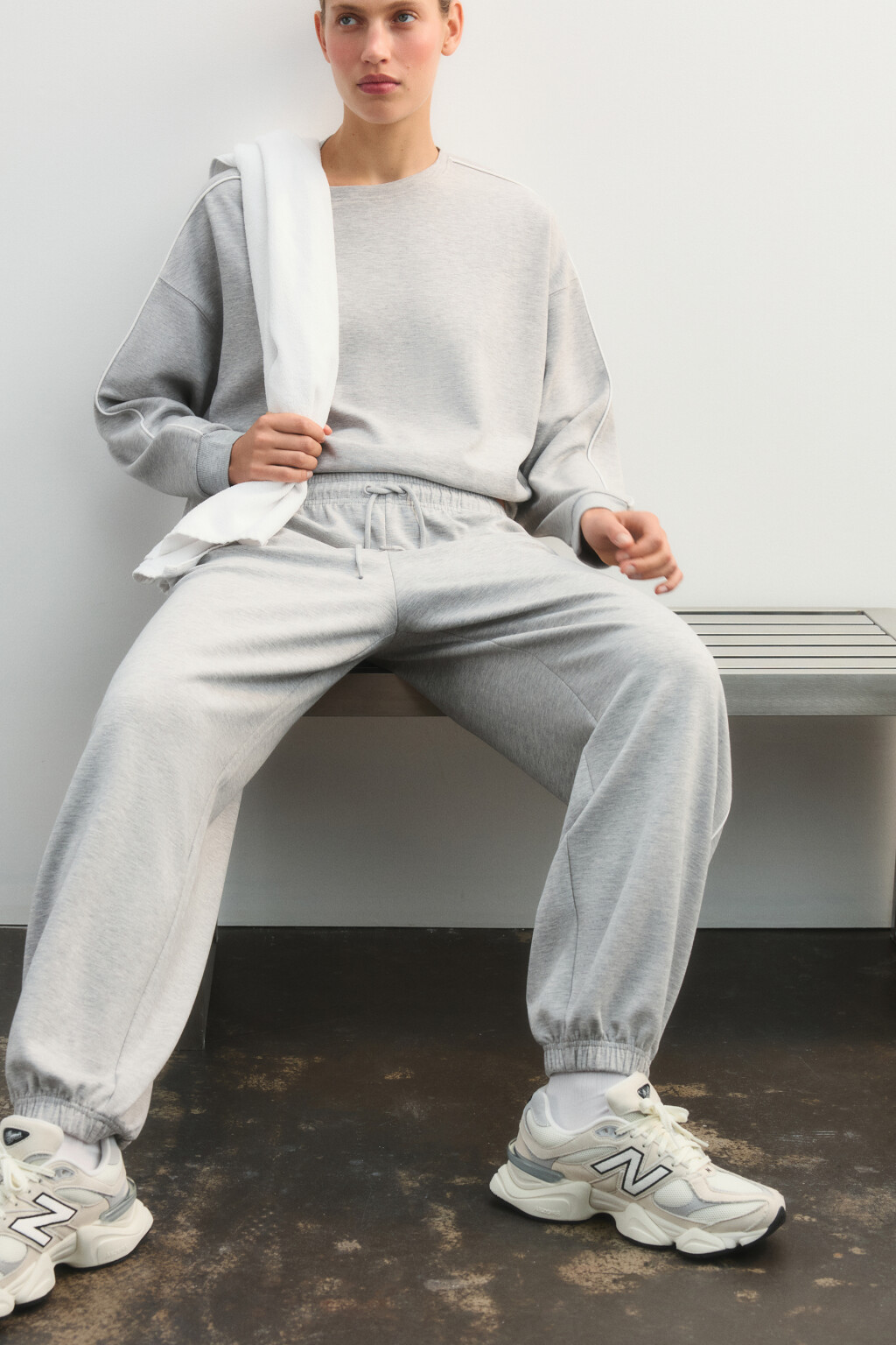 Брюки-джоггеры спортивные с лампасами - цвет серый - 2