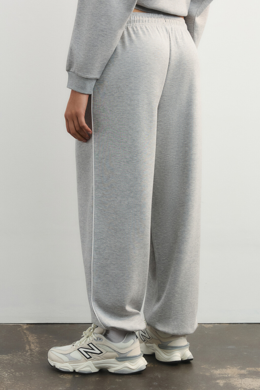 Брюки-джоггеры спортивные с лампасами - цвет серый - 4