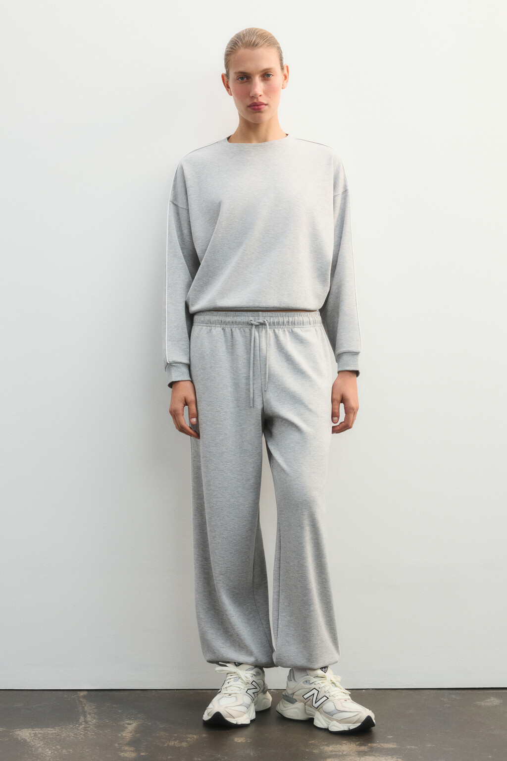 Брюки-джоггеры спортивные с лампасами - цвет серый - 5