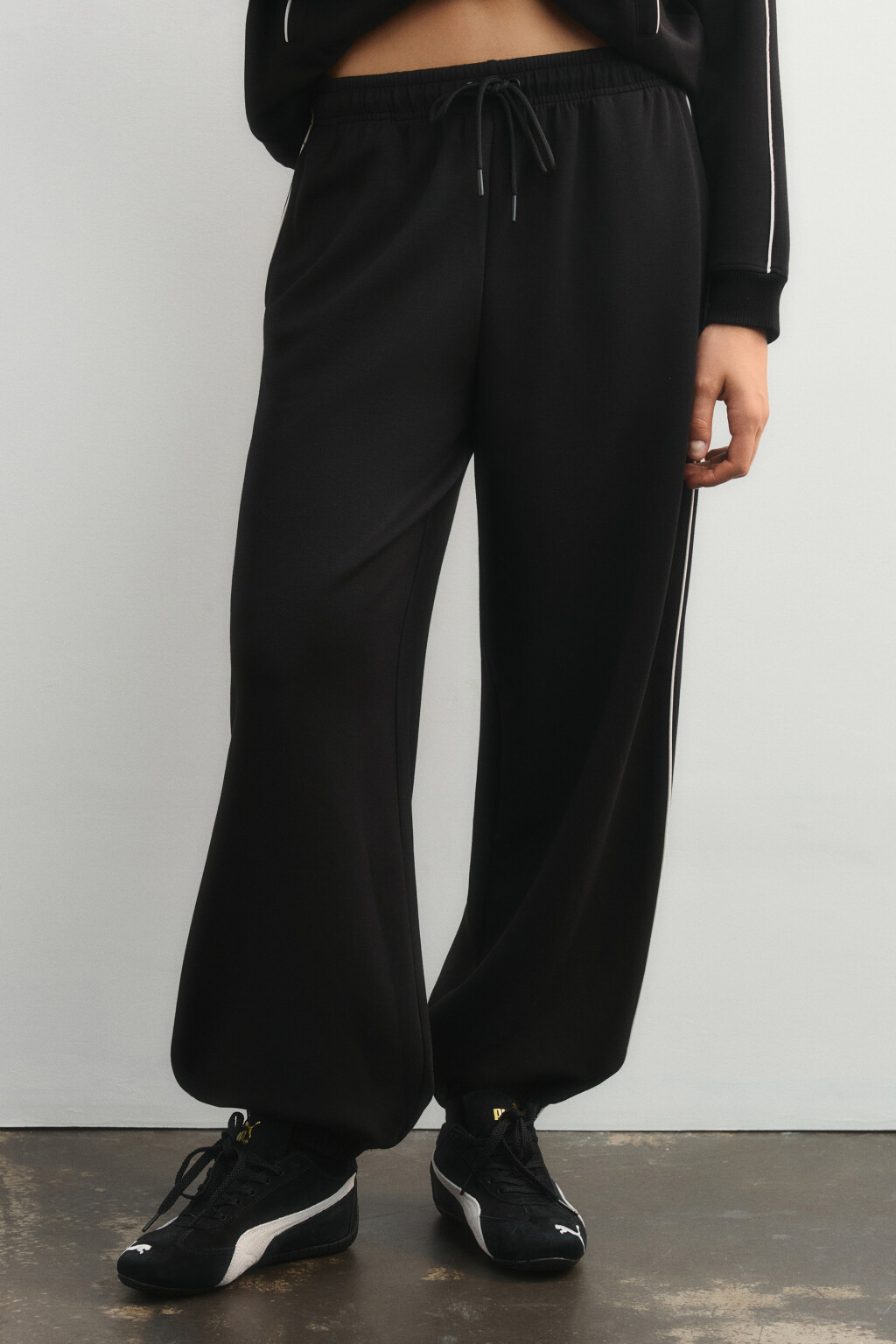 Брюки-джоггеры спортивные с лампасами - цвет черный - 2