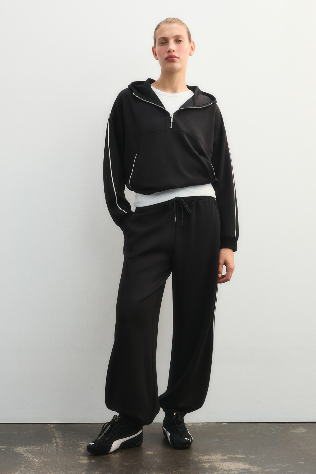 Брюки-джоггеры спортивные с лампасами - цвет черный - 4