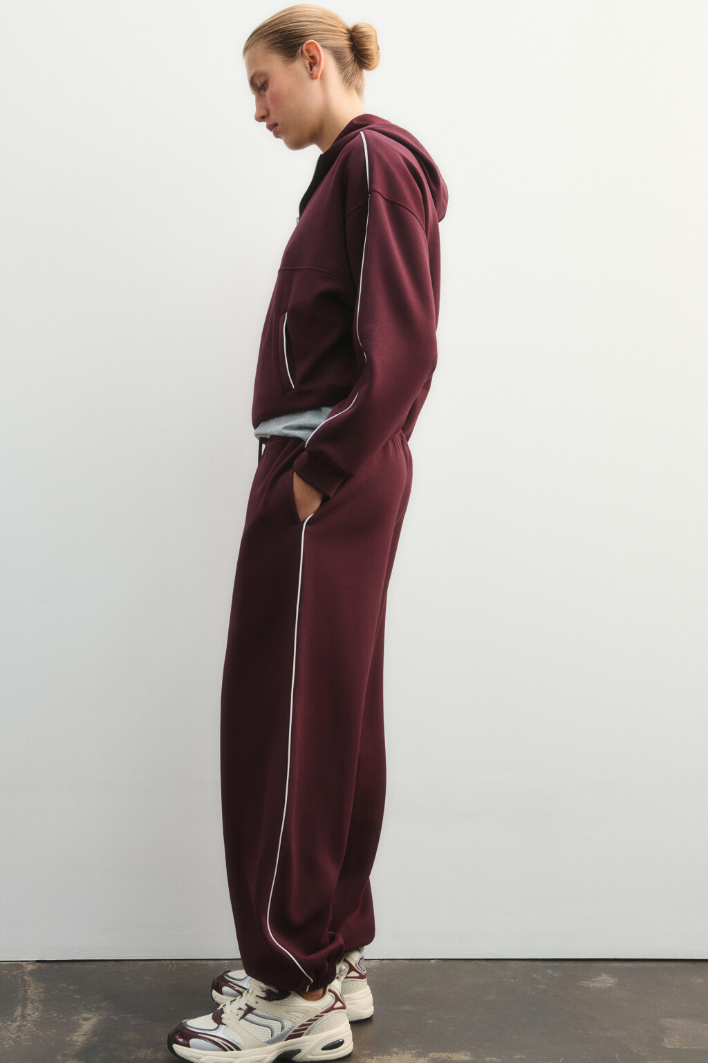 Брюки-джоггеры спортивные с лампасами - цвет бордовый - 1