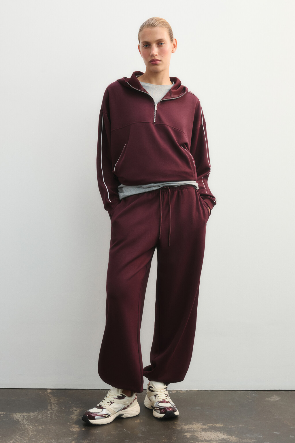 Брюки-джоггеры спортивные с лампасами - цвет бордовый - 4