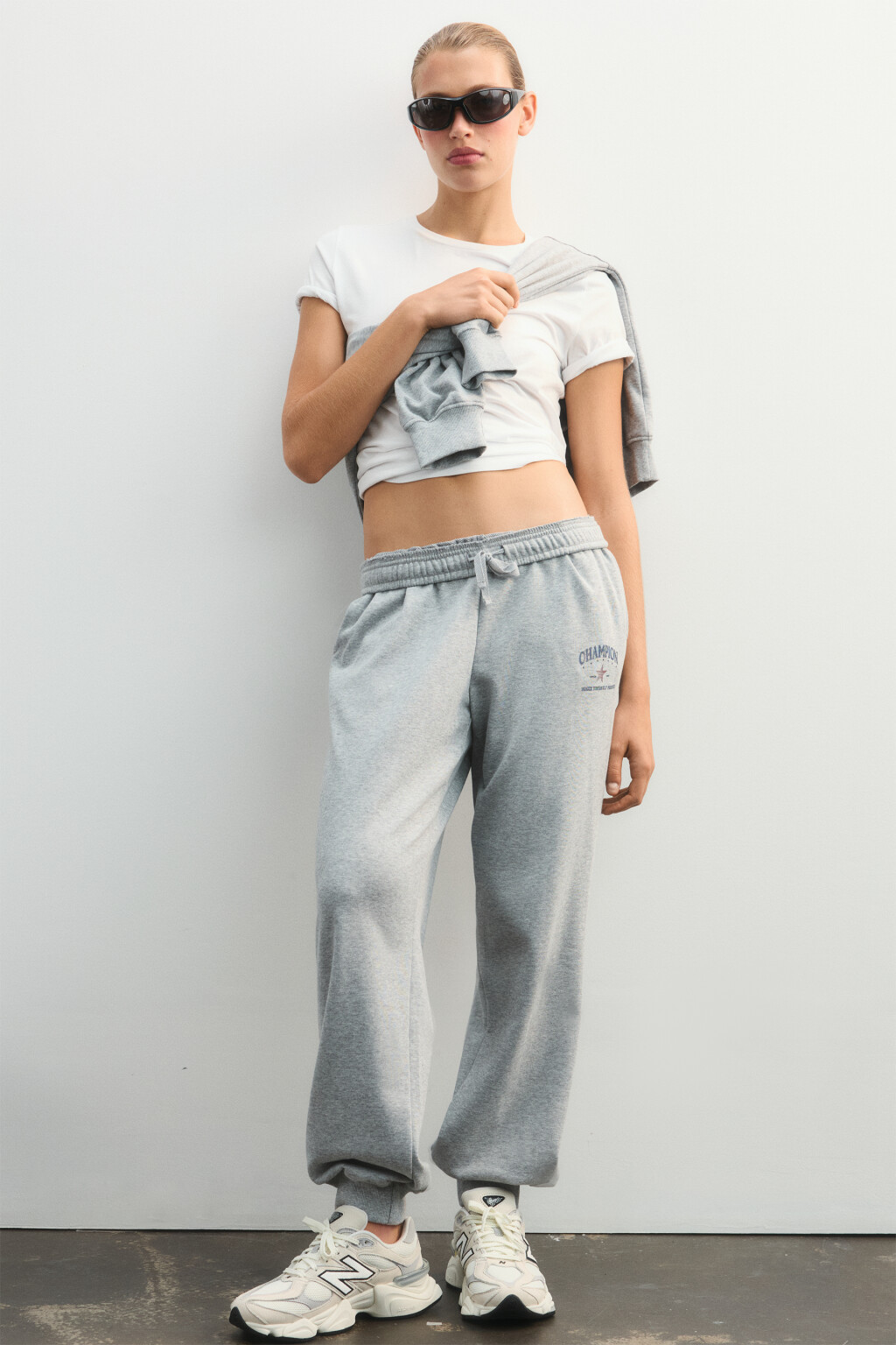 Брюки-джоггеры трикотажные с принтом - цвет серый - 1