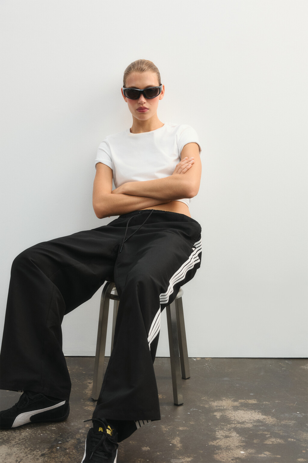 Брюки спортивные с лампасами - цвет черный - 1