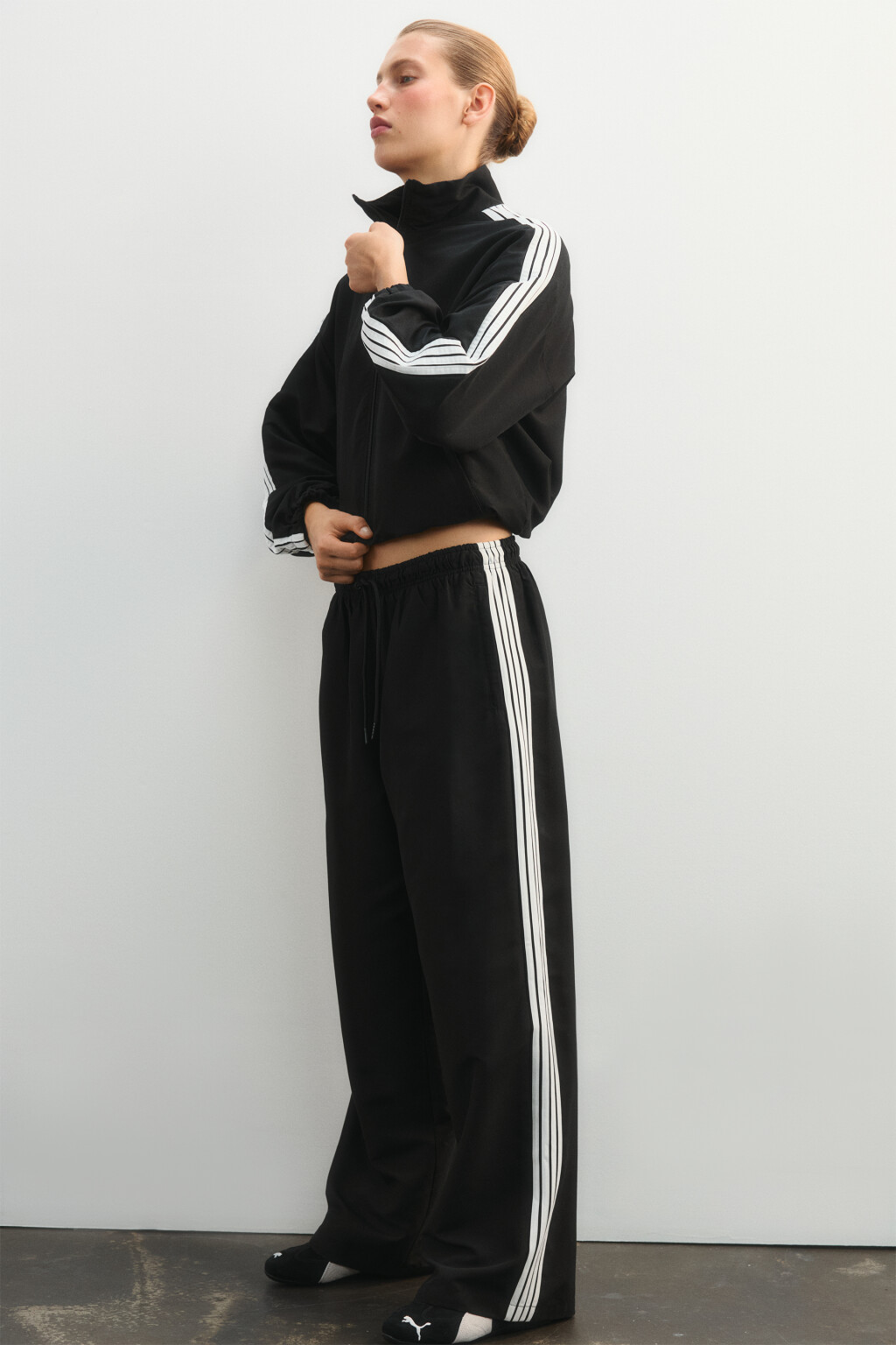 Брюки спортивные с лампасами - цвет черный - 2