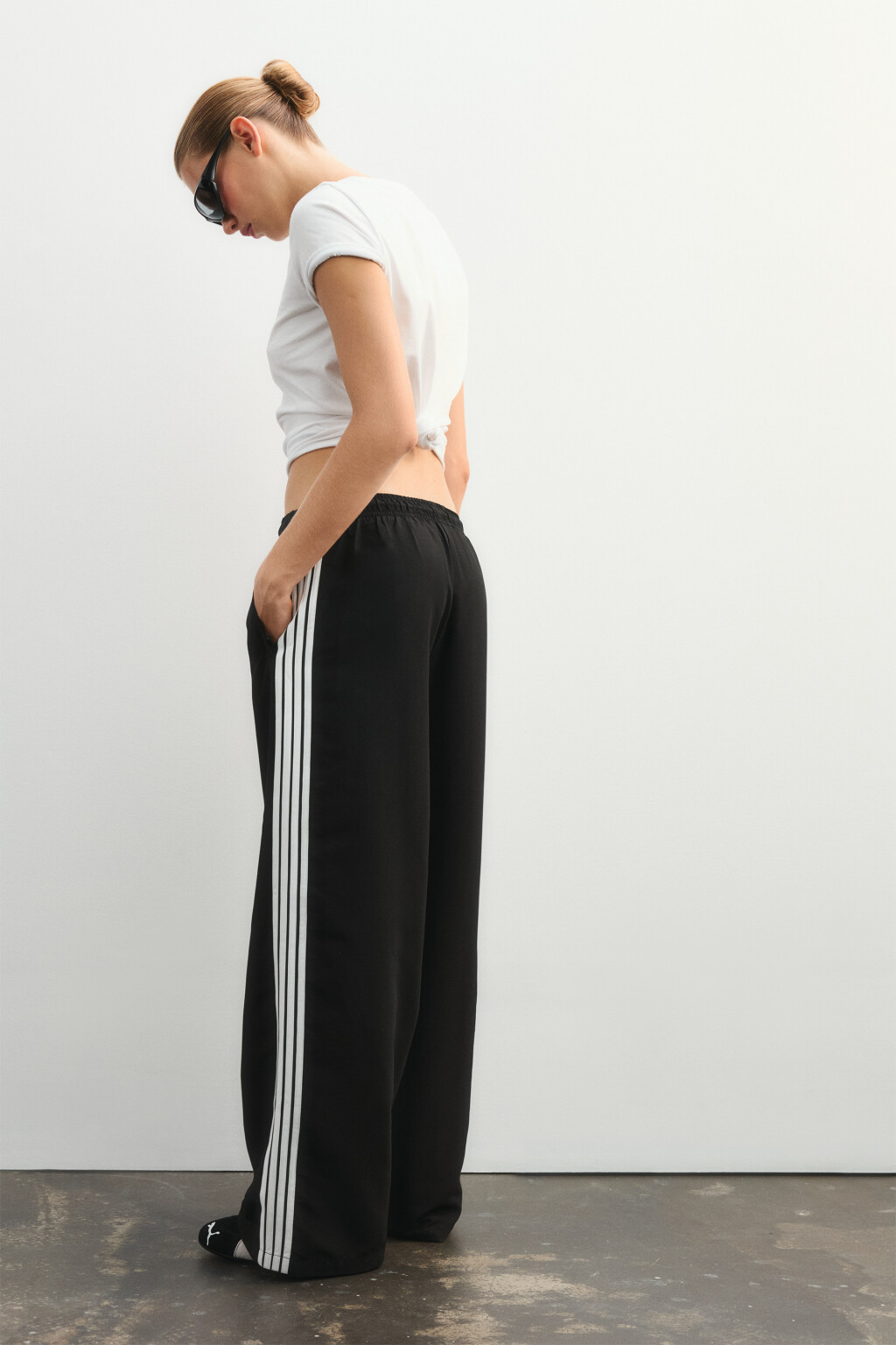 Брюки спортивные с лампасами - цвет черный - 3