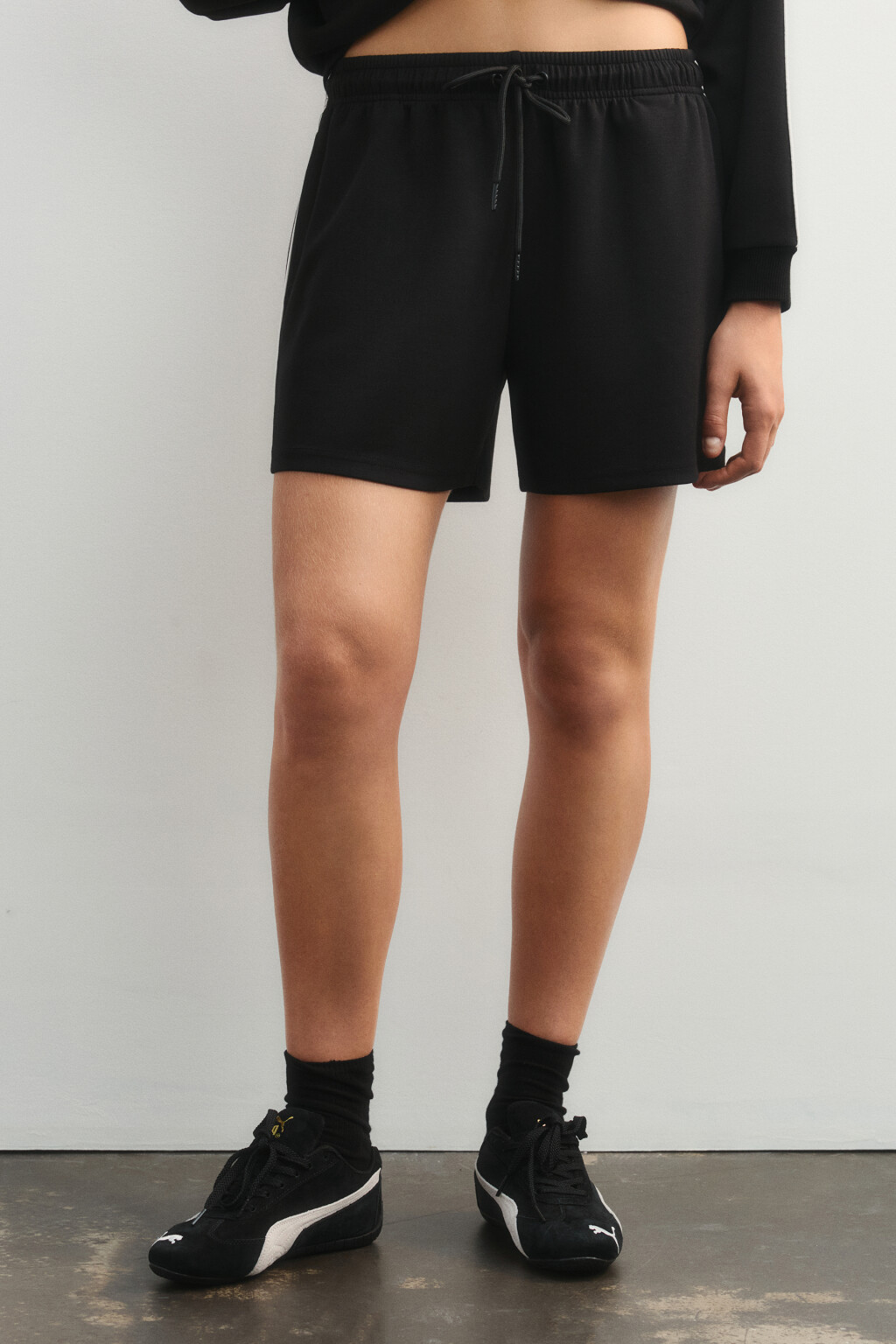 Шорты спортивные с лампасами - цвет черный - 2