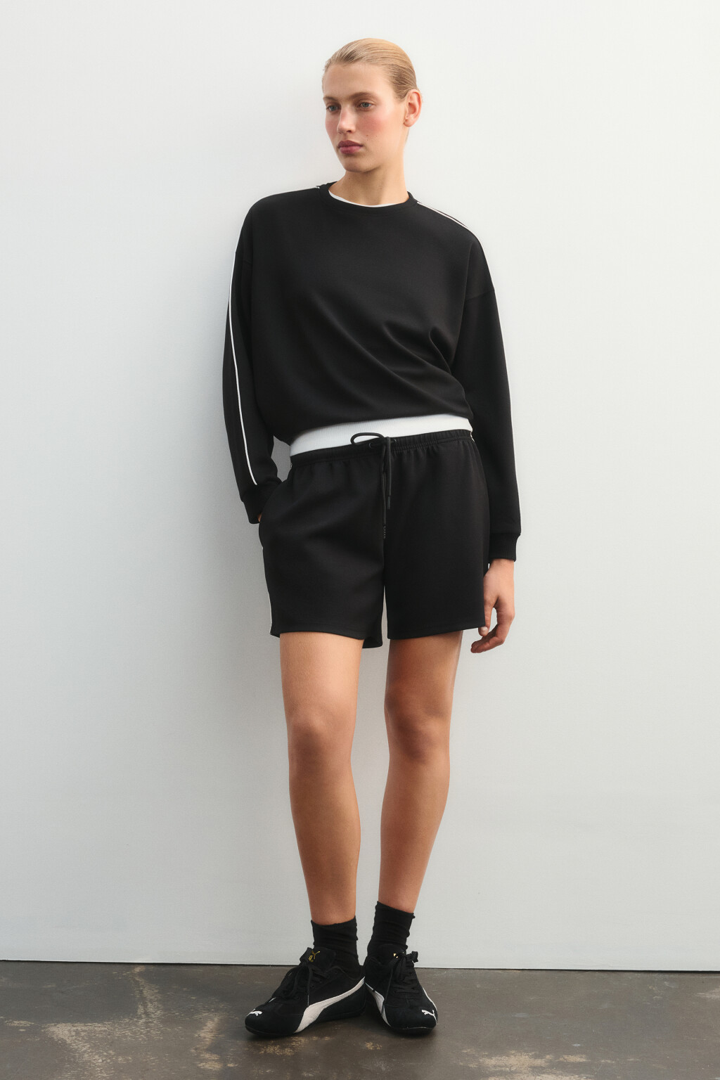Шорты спортивные с лампасами - цвет черный - 4