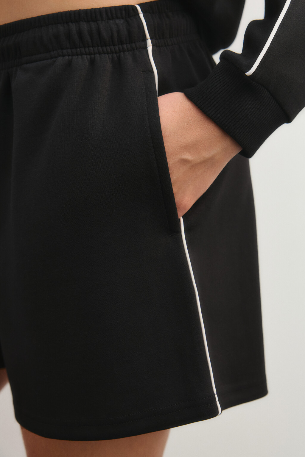 Шорты спортивные с лампасами - цвет черный - 6