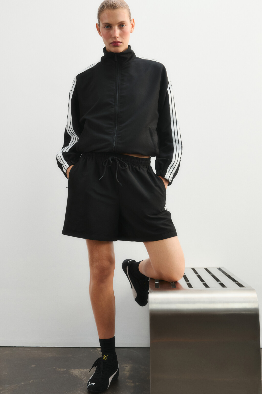 Шорты спортивные с лампасами - цвет черный - 2