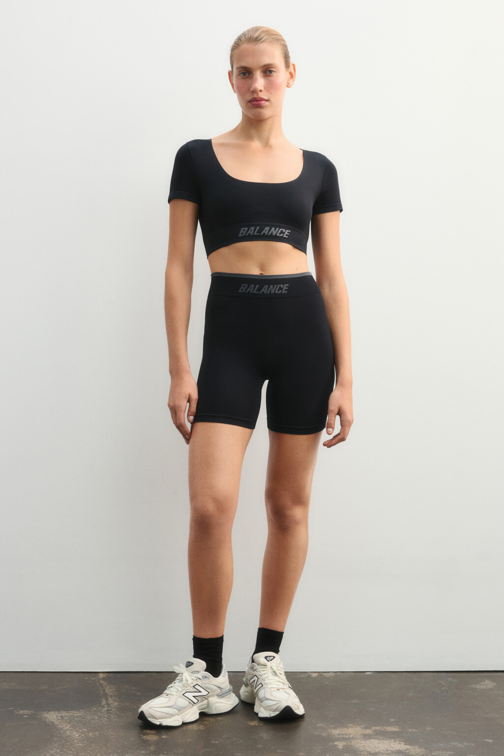 Кроп-футболка спортивная с надписью - цвет черный - 4