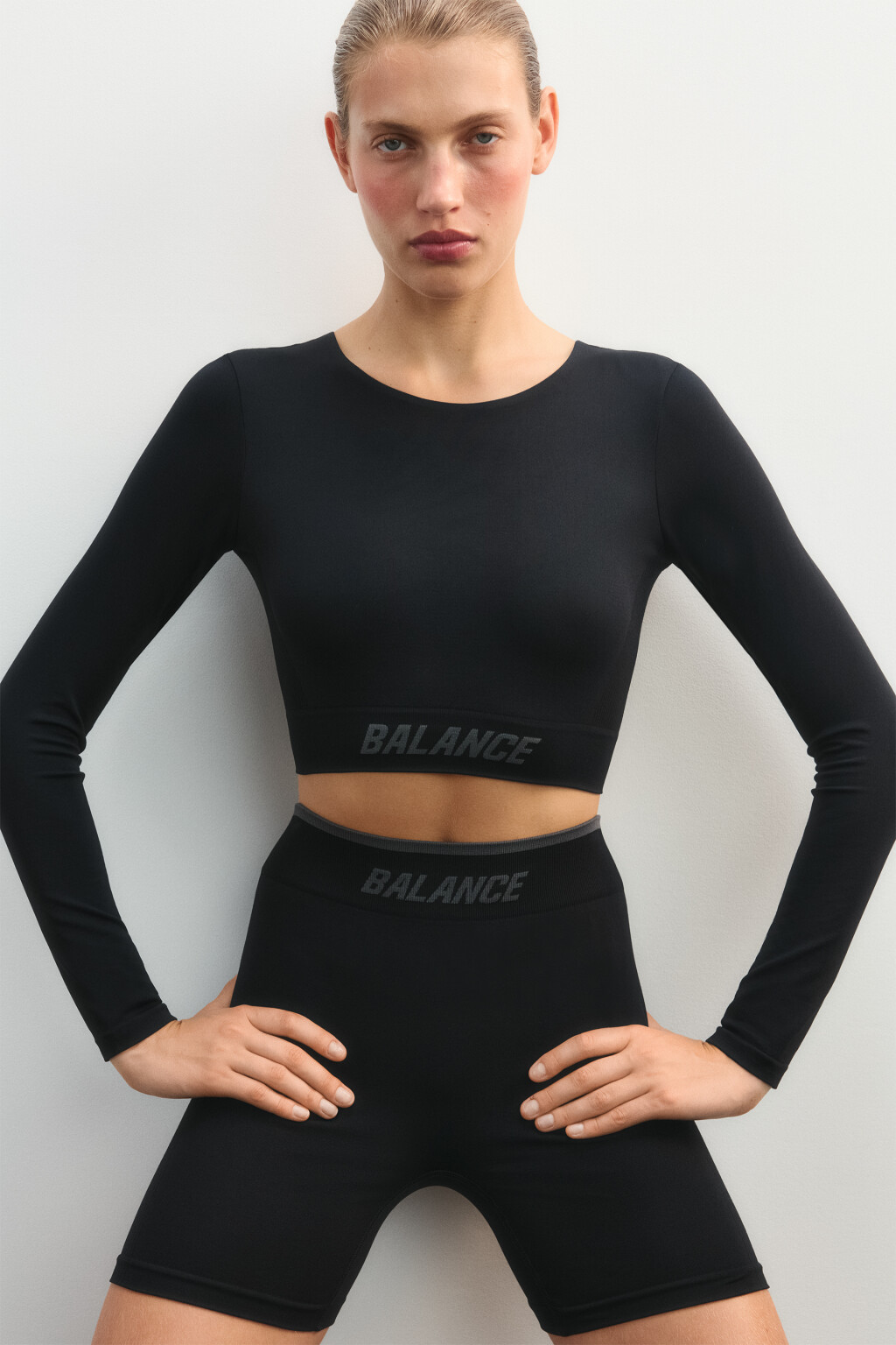 Кроп-лонгслив спортивный с надписью - цвет черный - 1