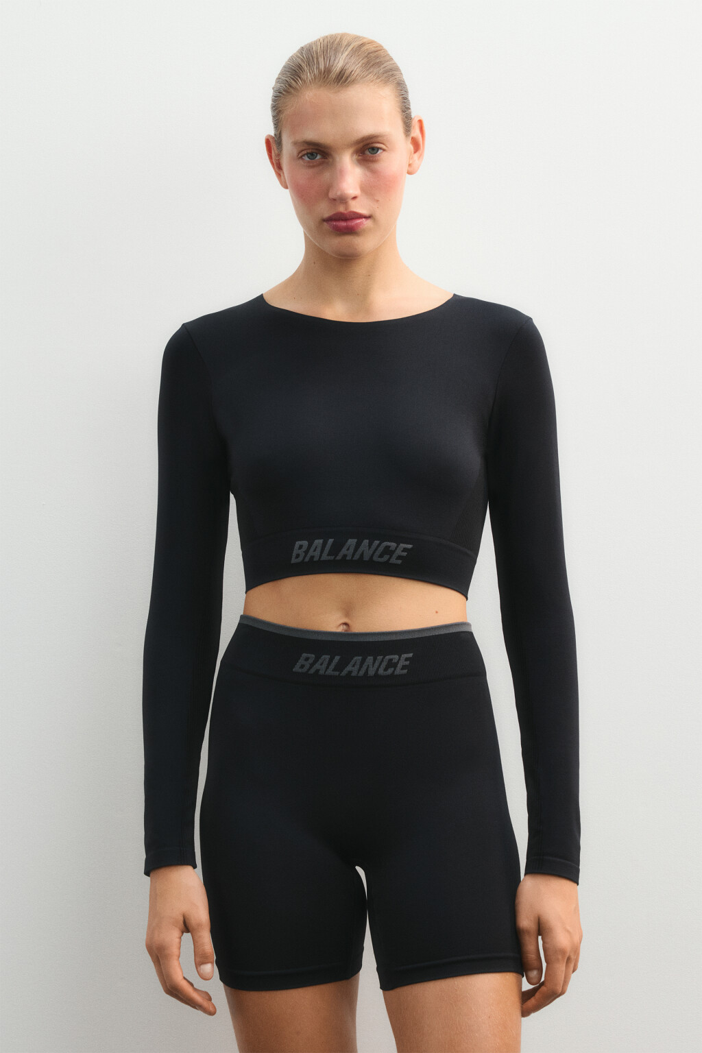 Кроп-лонгслив спортивный с надписью - цвет черный - 2