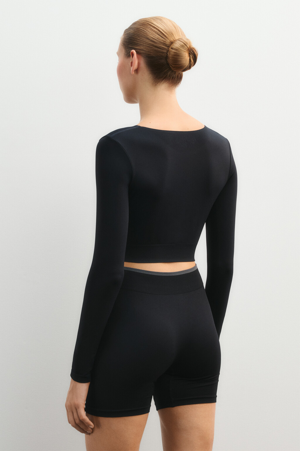 Кроп-лонгслив спортивный с надписью - цвет черный - 3