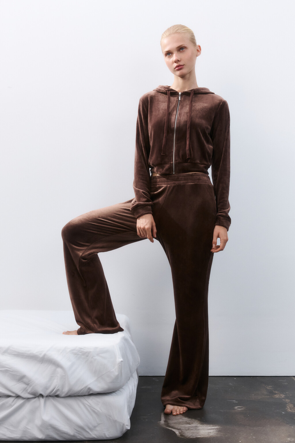 Брюки клеш домашние из велюра - цвет коричневый - 1