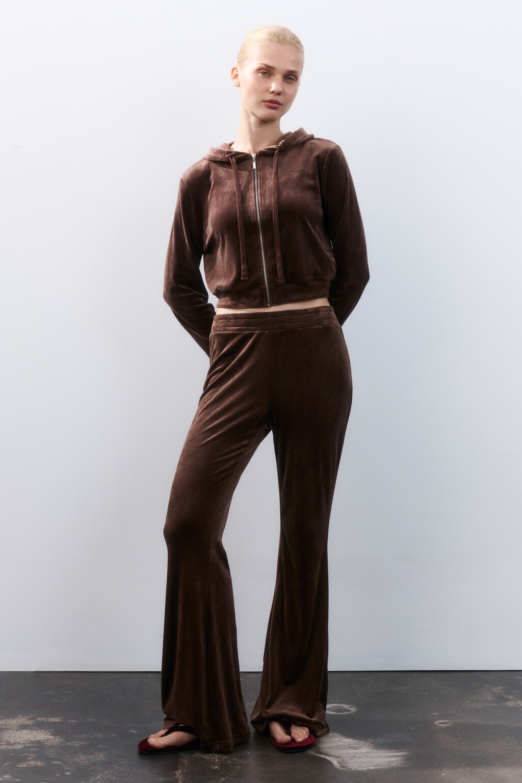 Брюки клеш домашние из велюра - цвет коричневый - 4