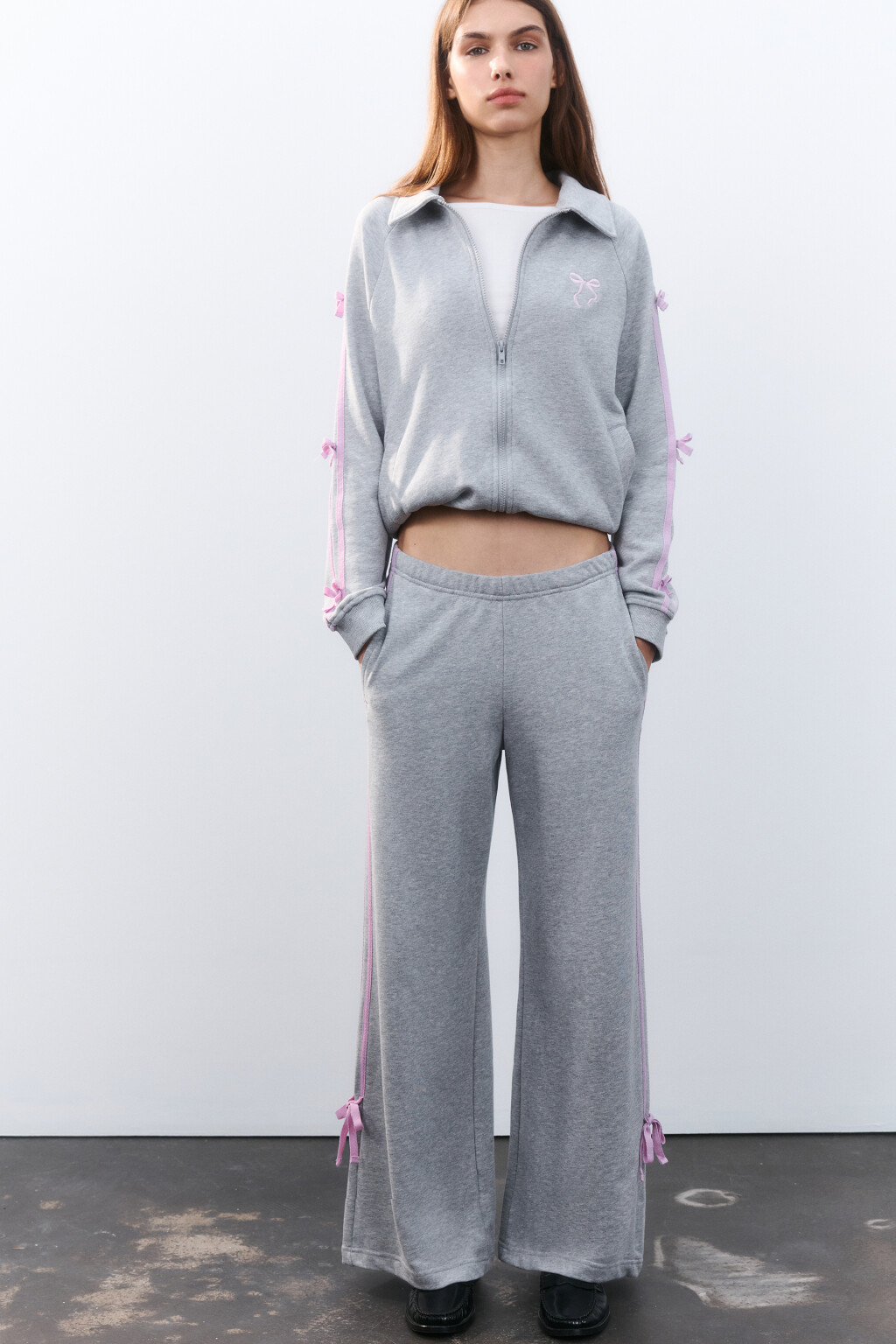 Брюки широкие с лампасами и бантиками - цвет серый - 1