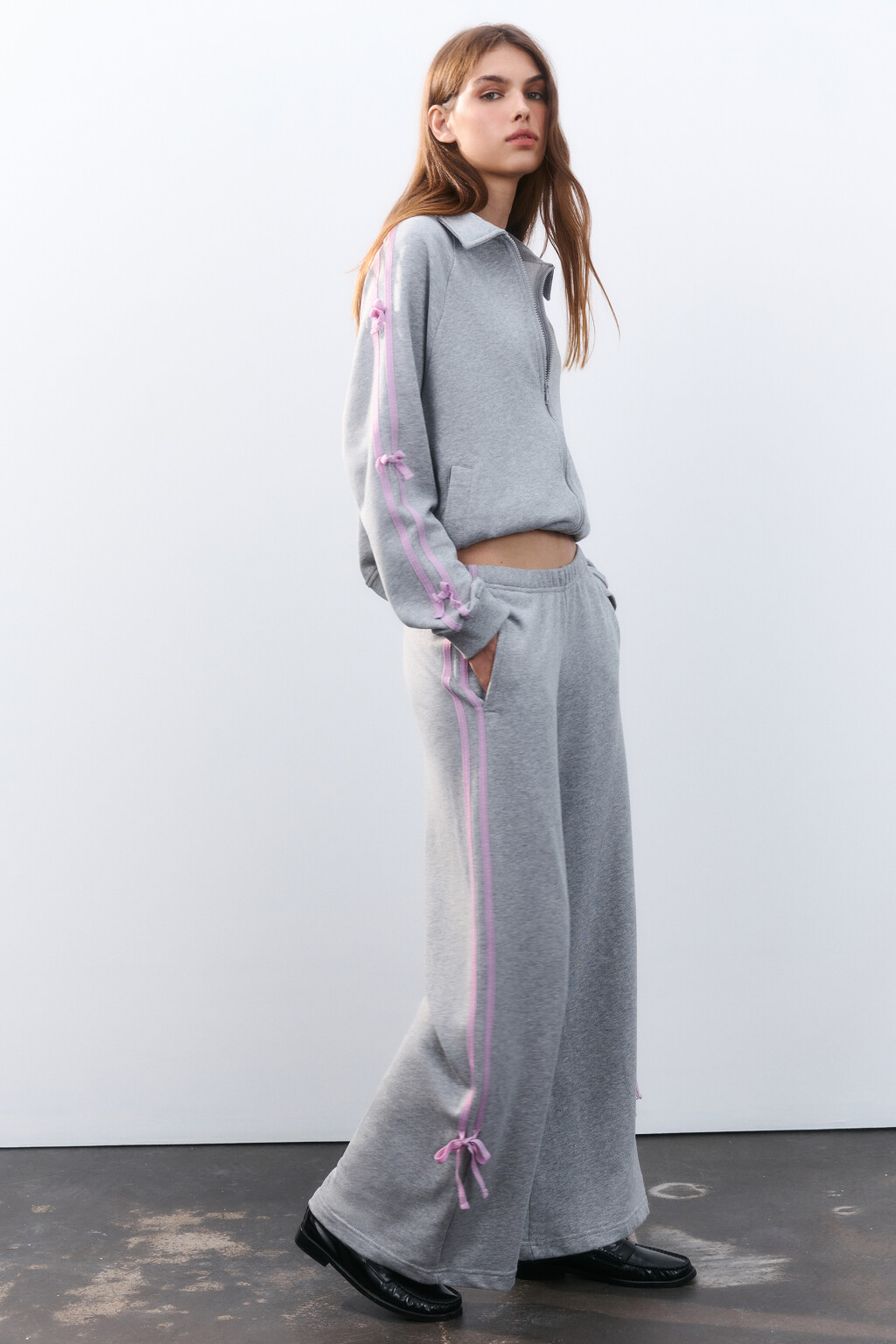 Брюки широкие с лампасами и бантиками - цвет серый - 2