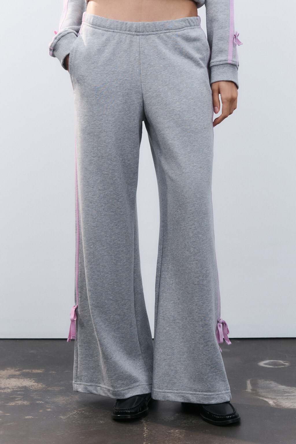 Брюки широкие с лампасами и бантиками - цвет серый - 3