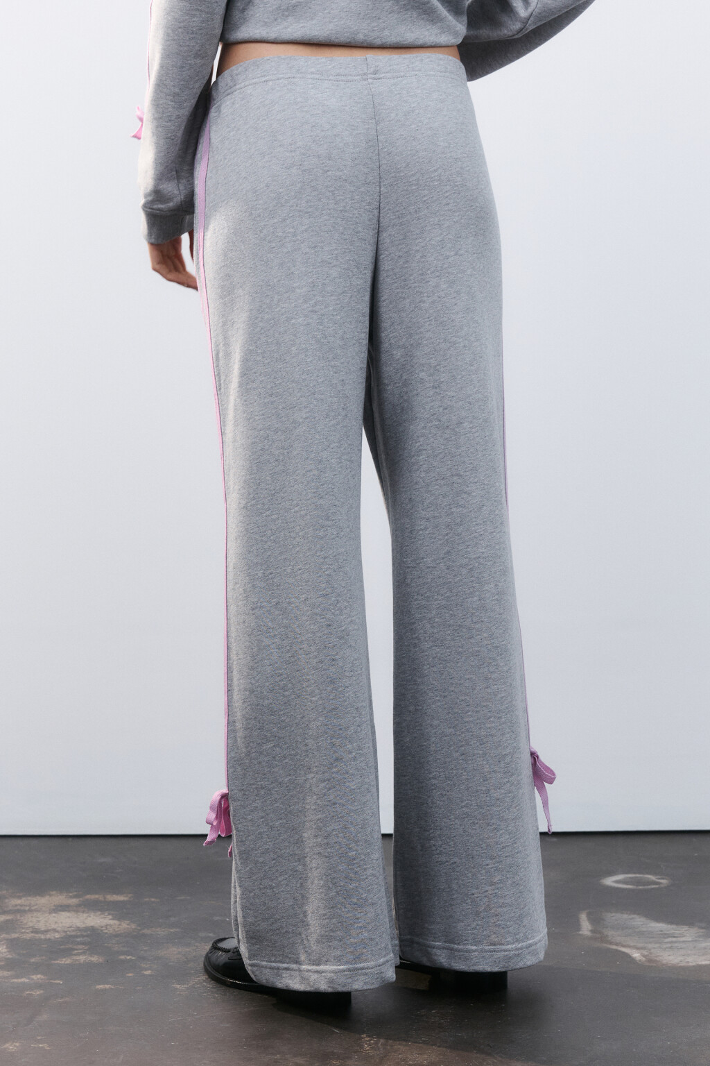 Брюки широкие с лампасами и бантиками - цвет серый - 4