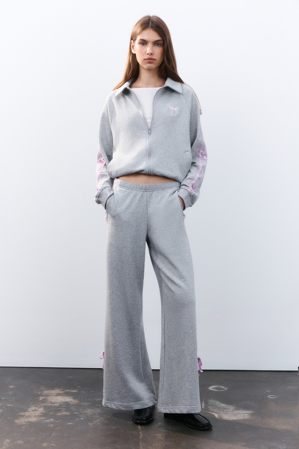 Брюки широкие с лампасами и бантиками - цвет серый - 5