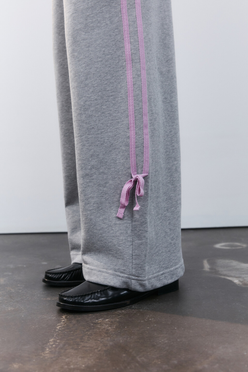 Брюки широкие с лампасами и бантиками - цвет серый - 7