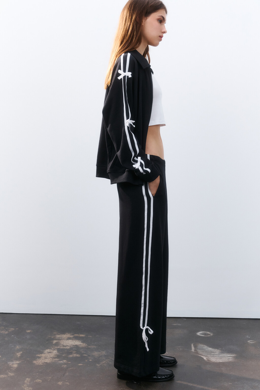 Брюки широкие с лампасами и бантиками - цвет черный - 1